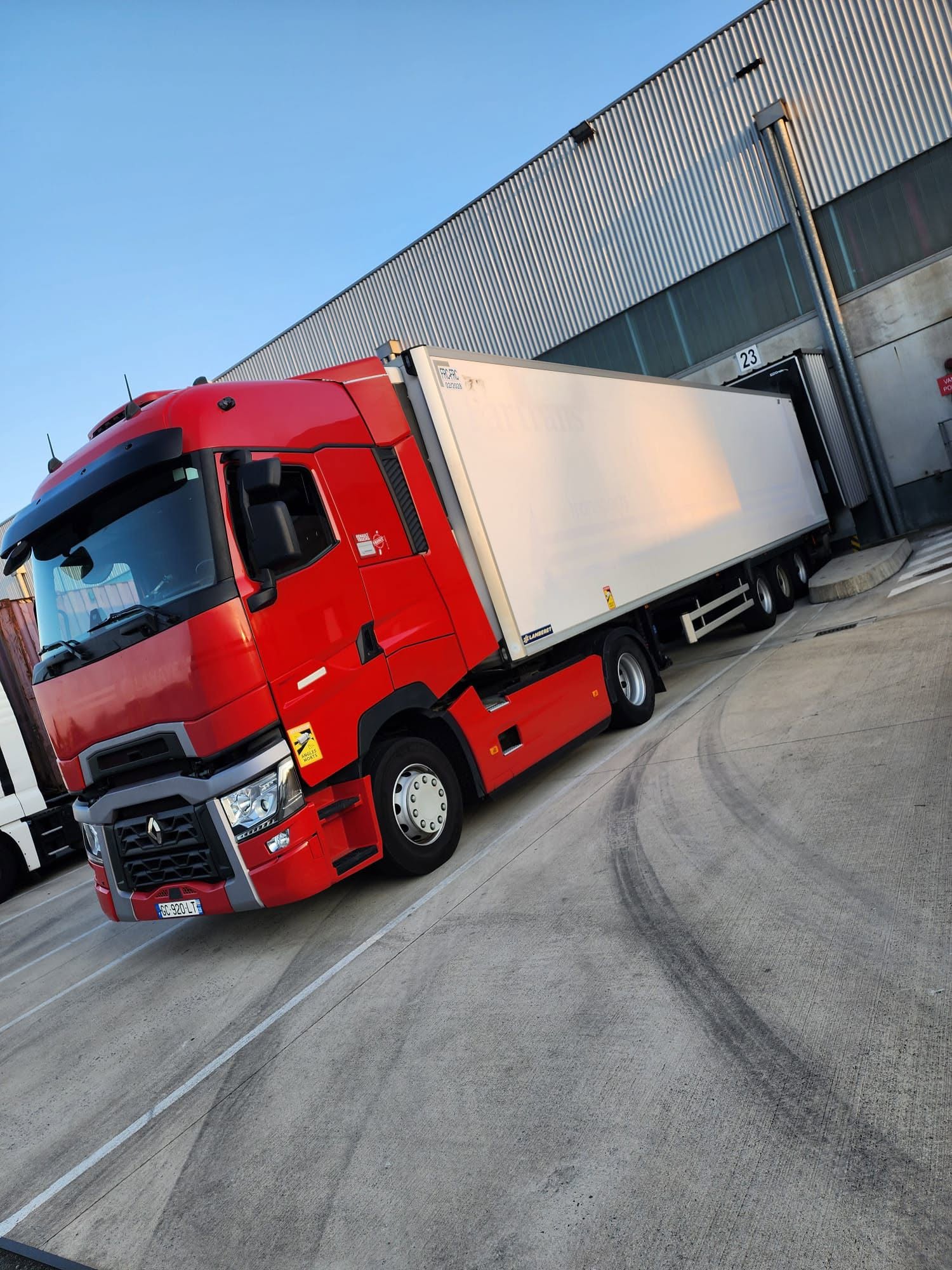 Ensemble MasterTrans à quai sur une plateforme de distribution
